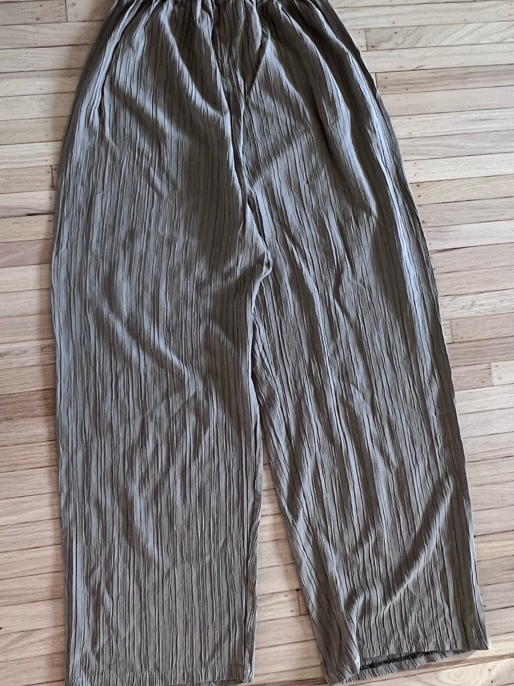 Crinkled Wide-Leg Joggers in Olive